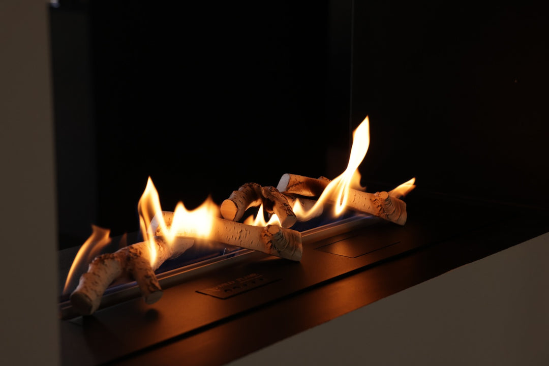 automatischer-bioethanol-brenner-kamin-fernbedienung-smart-fire-minimalistisches-modernes-wohnzimmer-interieur-nahaufnahme-der-flammen-mit-keramik-holz