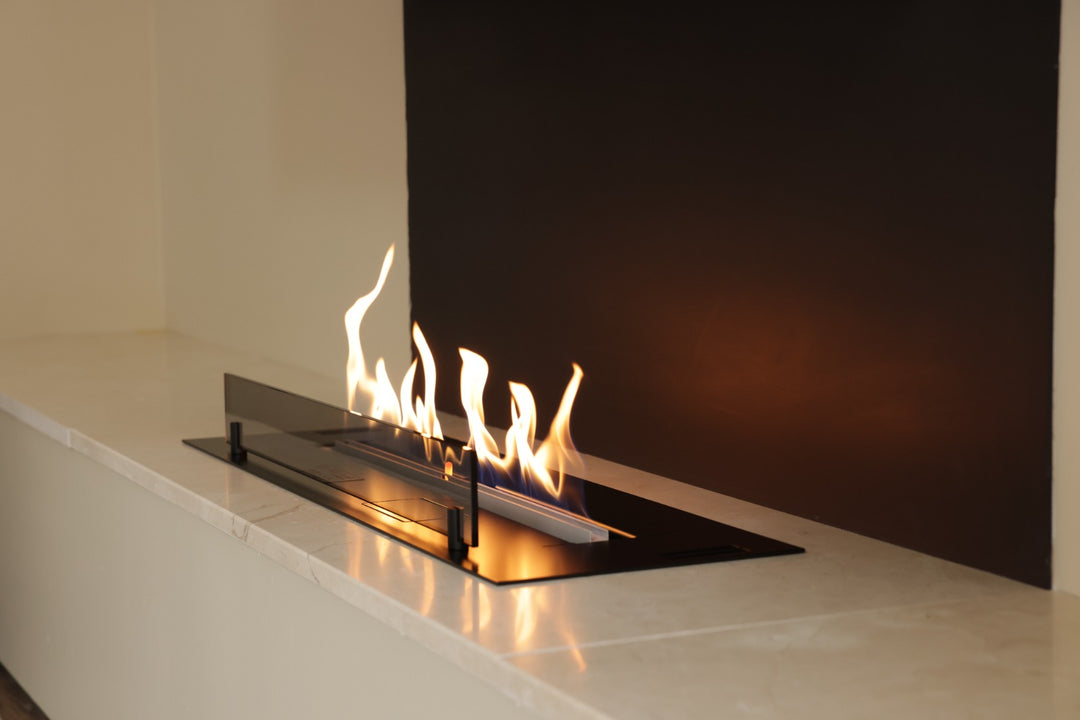 automatischer-bioethanol-brenner-kamin-fernbedienung-smart-fire-minimalistisches-modernes-wohnzimmer-interieur-nahaufnahme-der-flammen-von-links
