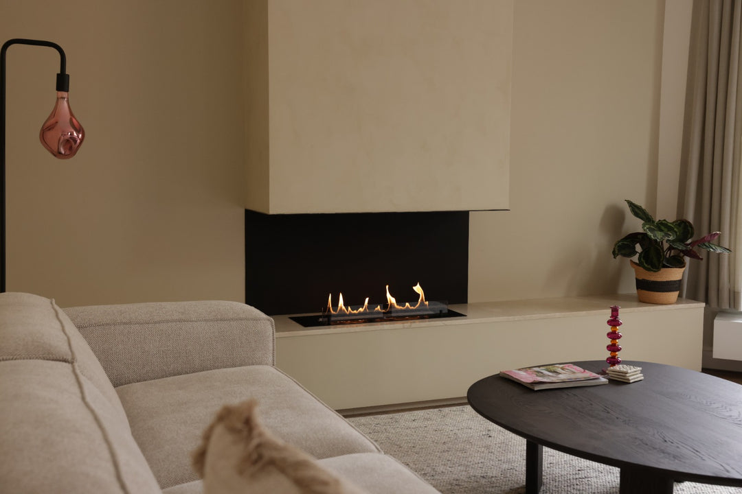 automatischer-bioethanol-brenner-kamin-fernbedienung-smart-fire-minimalistisches-modernes-wohnzimmer-interieur-wohnwand-mit-tv-fernseher
