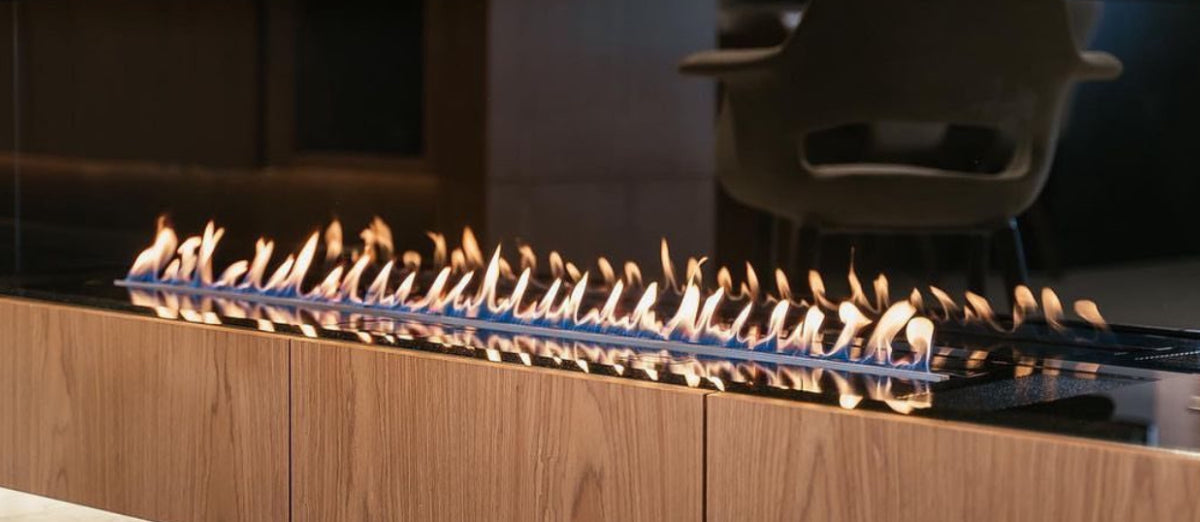 wohnwand-mit-tv-fernseher-und-automatischen-bioethanol-kamin-brenner-nahaufnahme-flammen-holzschrank-holzpaneele