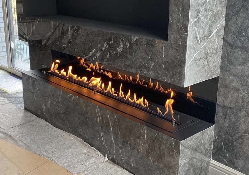 wohnwand-mit-tv-fernseher-und-automatischen-bioethanol-kamin-brenner-nahaufnahme-flammen-naturstein-marmor-modern-minimalistisch