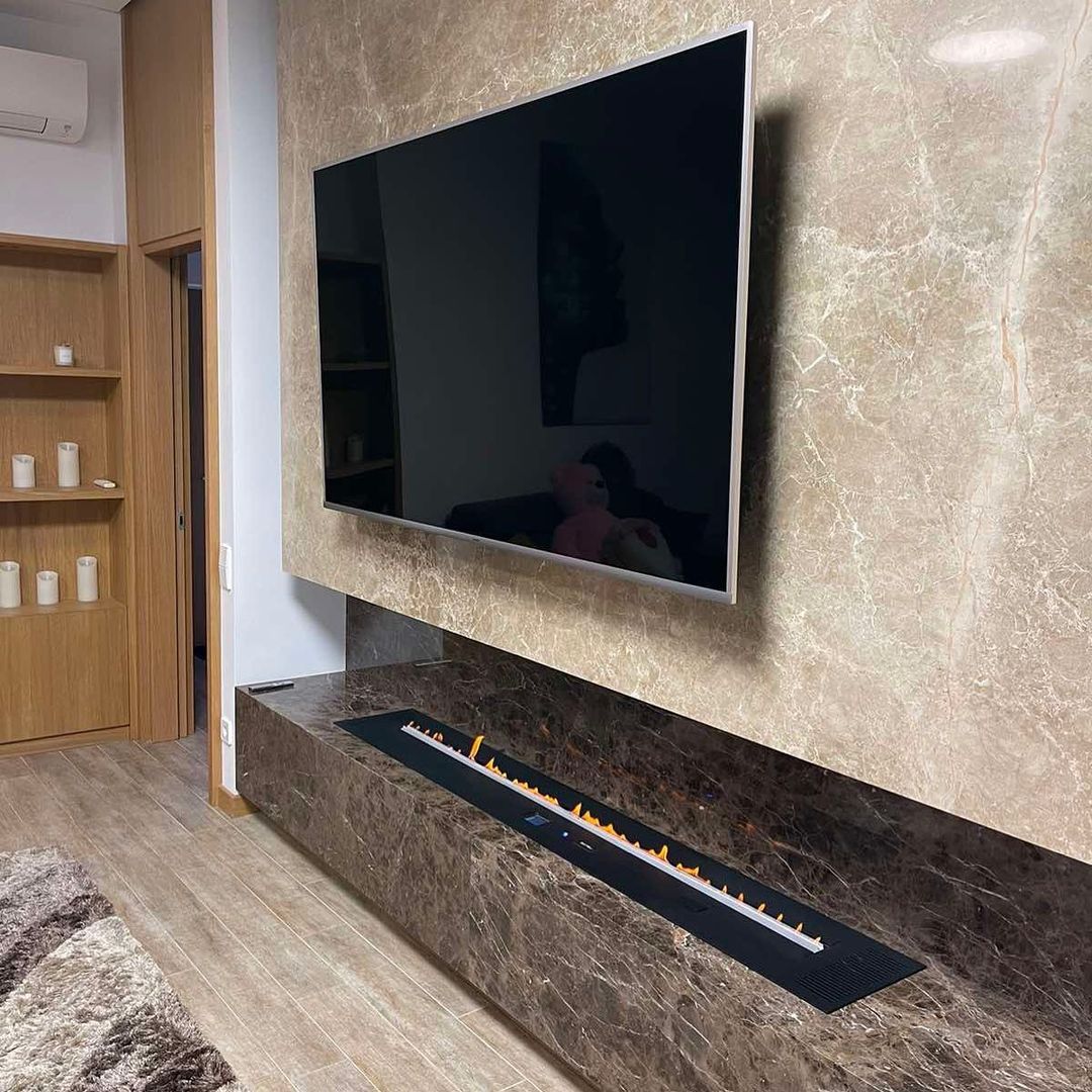 wohnwand-mit-tv-fernseher-und-automatischen-bioethanol-kamin-brenner-naturstein-marmor-travertin-modern-minimalistisch-frontal