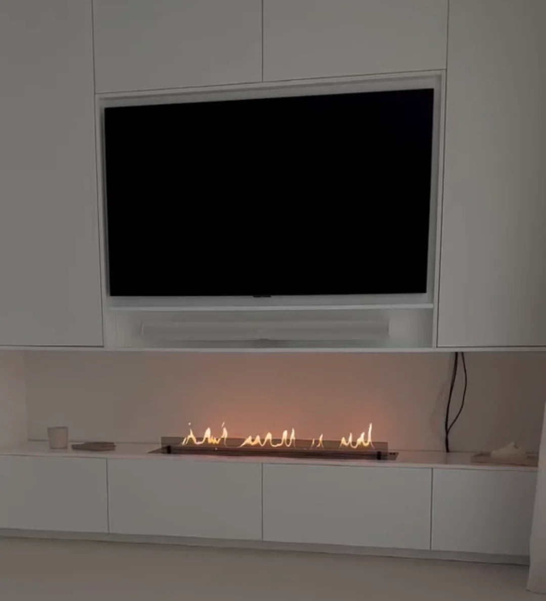 wohnwand-mit-tv-fernseher-und-automatischen-bioethanol-kamin-brenner-schränke-fächer-schubladen-indirekte-beleuchtung-led-soundbar-soundsystem