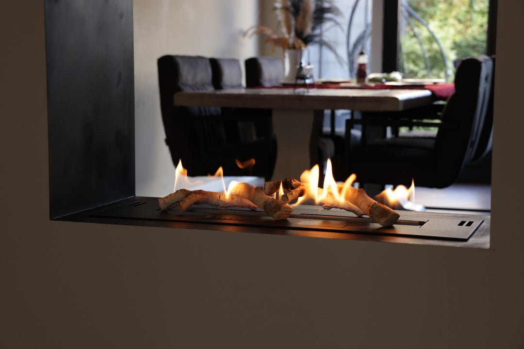 zweiseitige-wohnwand-raumteiler-mit-tv-fernseher-und-automatischen-bioethanol-kamin-brenner-nahaufhnahme-flammen-mit-holz