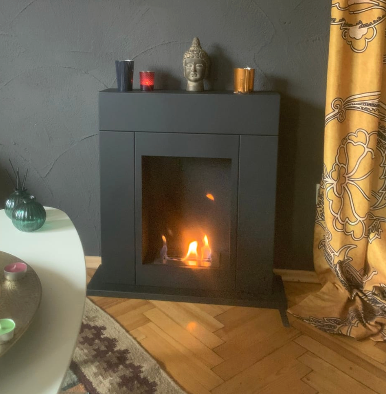 Freistehender Bioethanol Standkamin DOLANOVIA Schwarz mit Glas stehender Biokamin in Wohnzimmer Modern