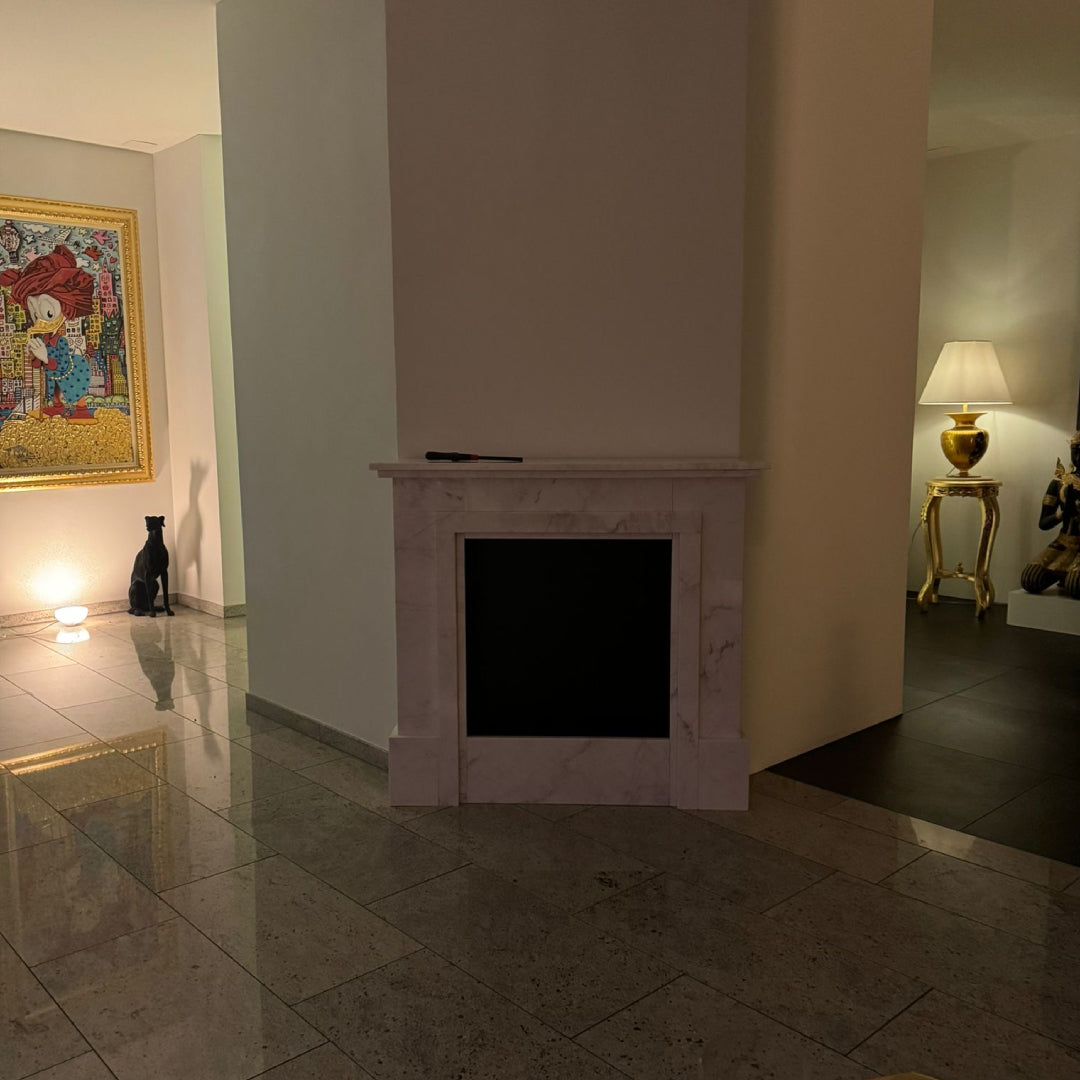 Bioethanol Standkamin Freistehender Biokamin aus weissen Marmor PORTAL in Luxus Wohnzimmer Frontal